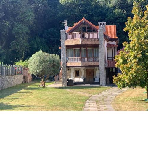 Casa con amplio jardín en Pechón