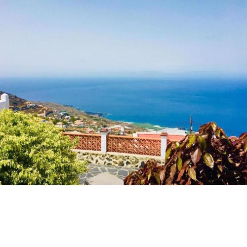 Casa con estupenda vistas al mar, Wifi y barbacoa en Fuencaliente