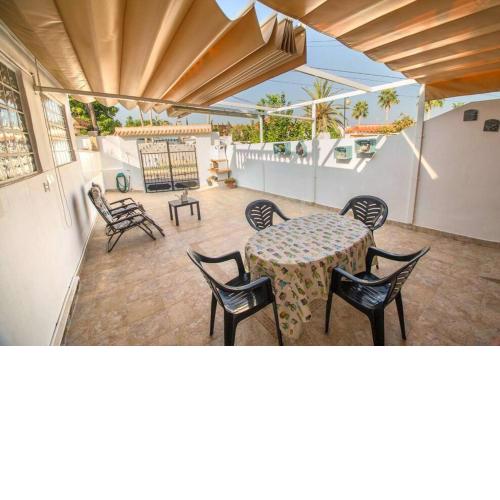 casa con grande terraza cerca de la playa