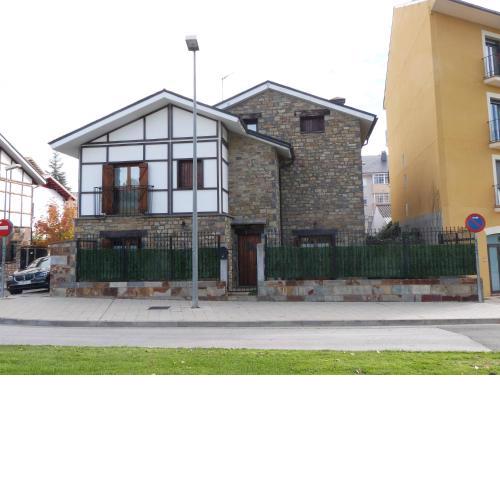 Casa con jardín frente ciudadela