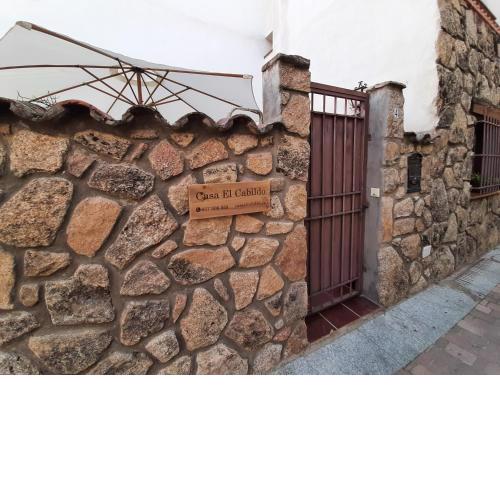 Casa con patio y chimenea en Piedralaves