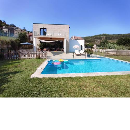 Casa con piscina en Liméns