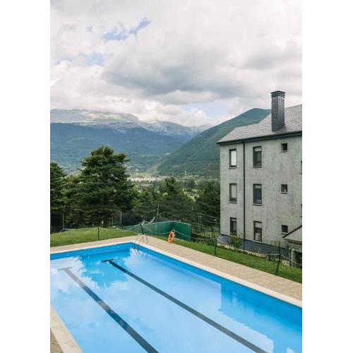 Casa con piscina jardín y vistas mágicas