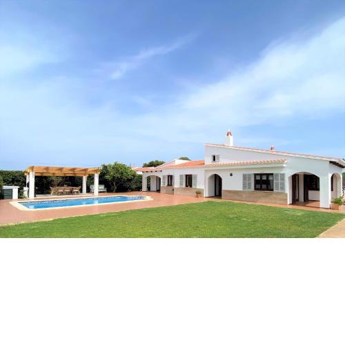 Casa con piscina muy cerca del mar