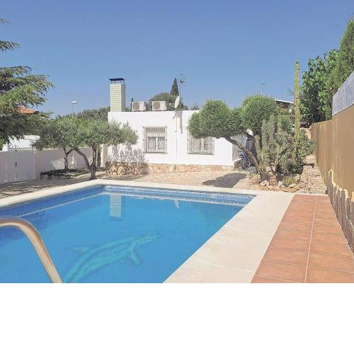 Casa con piscina y barbacoa