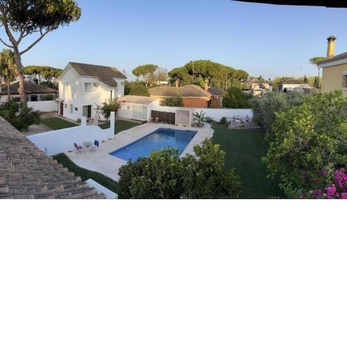 Casa con piscina y jardín