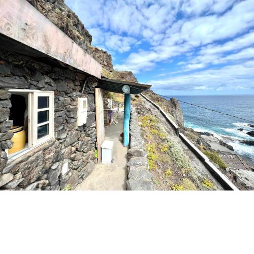 Casa Cueva de 2 dormitorios con barbacoa, frente de la playa, en primera linea de mar