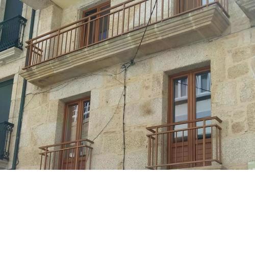 Casa de piedra céntrica.