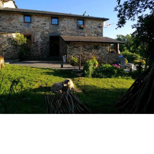 Casa de piedra en pequeña aldea de Ortigueira