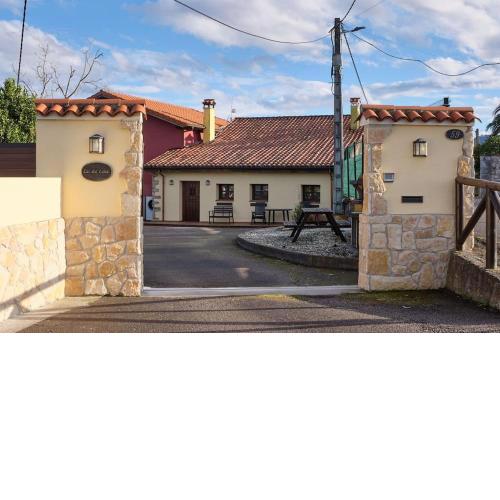 Casa de pueblo adosada, en la zona rural de Gijón.