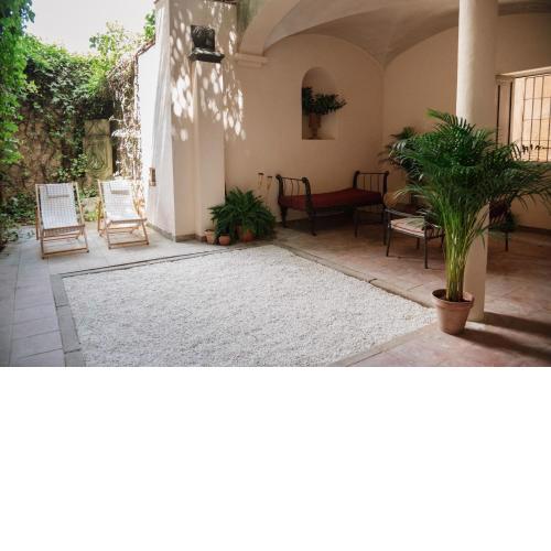 "Casa del Águila" Edificio histórico casco antiguo con patio privado by KEYHOM