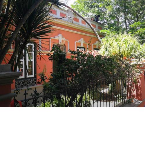 Casa emblematica en entorno de cuento