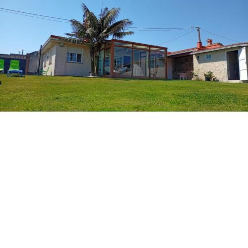 CASA EN PLAYA DE RAZO CON JARDIN Y VISTAS AL MAR