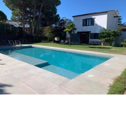 Casa exclusiva, jardín y piscina privada