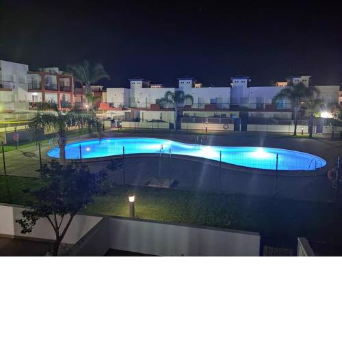 Casa familiar a pie de piscina