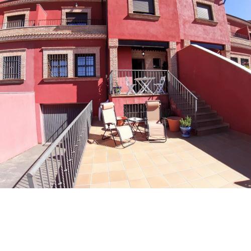 Casa grande de tres plantas