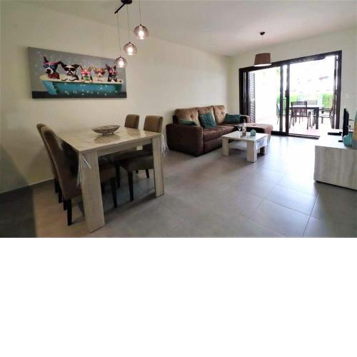 Casa Hijos de Gouyasse piso con terraza y piscina comunitaria