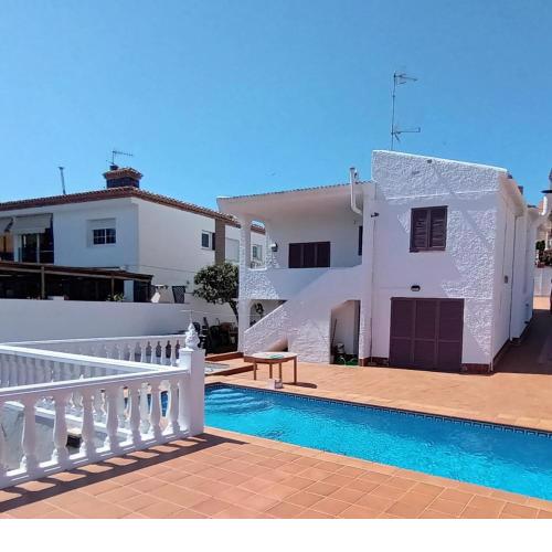 CASA INDEPENDIENTE CON PISCINA A 2 KM. DE LA PLAYA