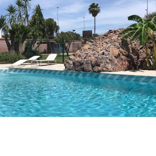 Casa independiente con piscina y pista deportiva privadas