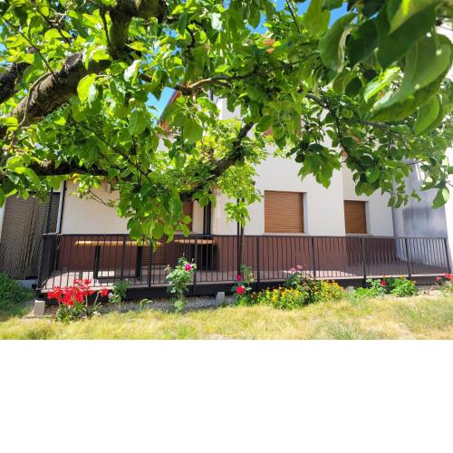 Casa Julio, bonita casa reformada con terraza y jardin privado