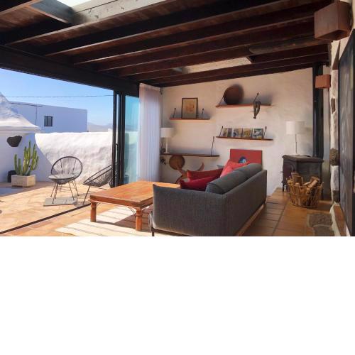 Casa Lupe. Art-inspired courtyard house in Teguise