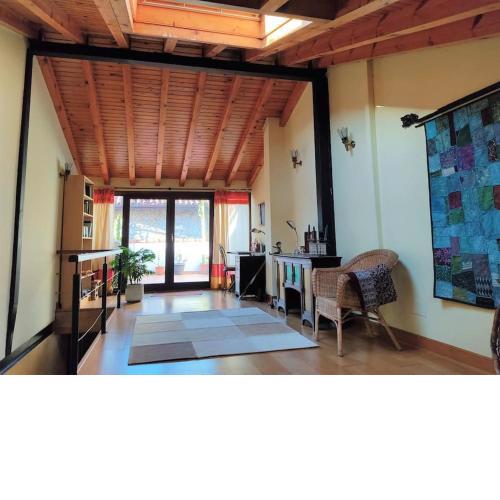 Casa Maitri- con piraguas junto a la ría