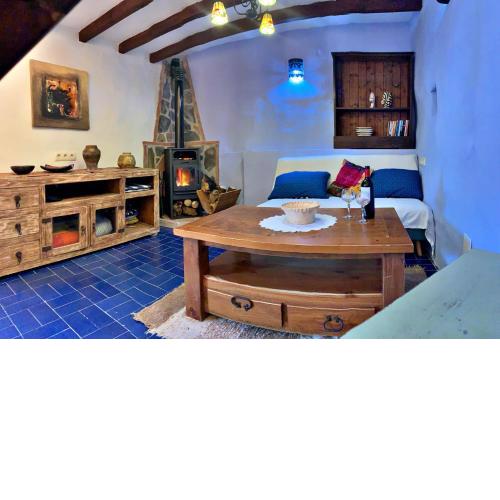 Casa Mandarina centro de Cómpeta con chimenea y terraza con vistas