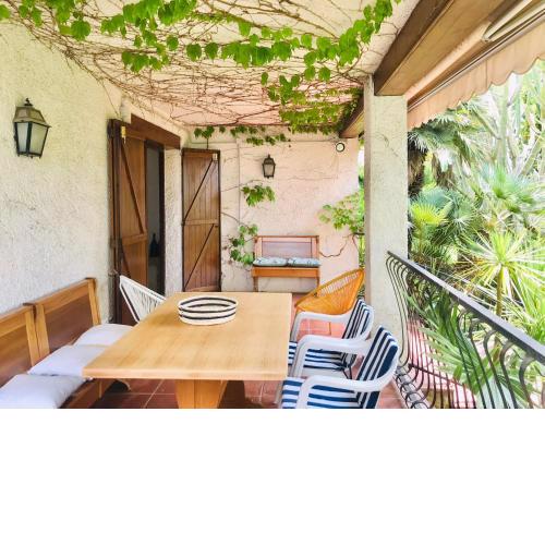 Casa mediterránea con gran jardín y piscina a 500 m de la playa