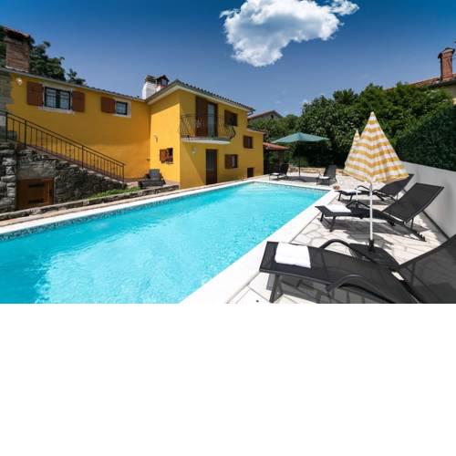 Casa Mikales