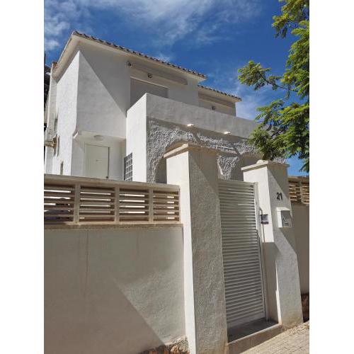 Casa MyA con terreno privado y parking compartido - a 800m de Playa Poniente