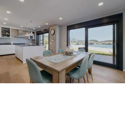Casa nueva con piscina y vistas al mar