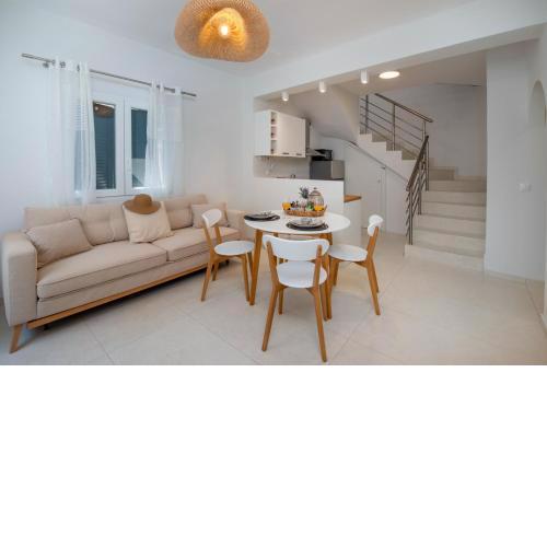 Casa Rossa e Verde by All About Paxos
