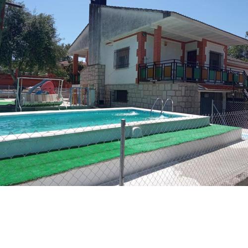 Casa rural con piscina, barbacoa y parque infantil