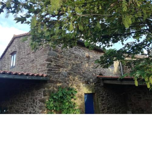 Casa rural de piedra en una aldea tranquila de Zas
