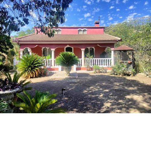 Casa rural en el campo con animales