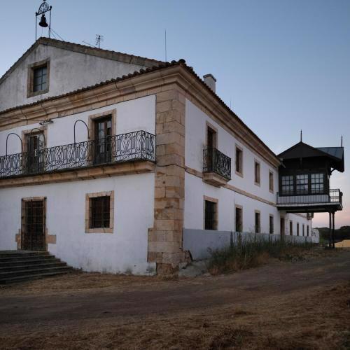 CASA RURAL PALACIO CONDE DE ALDANA con piscina entre encinares y dehesas