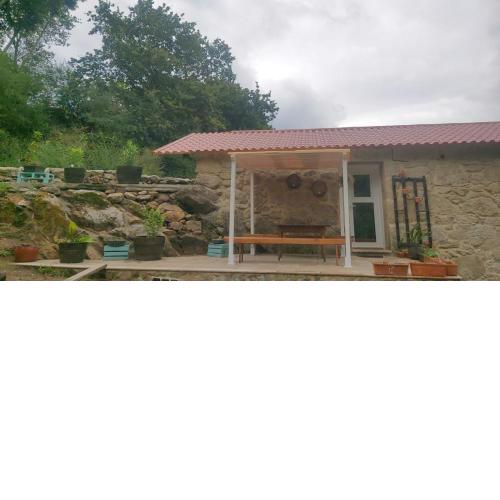Casa rústica con finca y regato dentro recién rehabilitada situada en el entorno del Parque natural Monte Aloia y monte de San Antoniño Próxima a Gondomar y playas de Nigrán