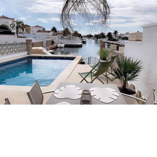 Casa Serenity au canal avec piscine et amarre