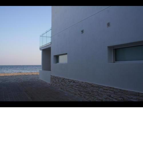 CASA UBICADA EN LA ORILLA DE LA PLAYA