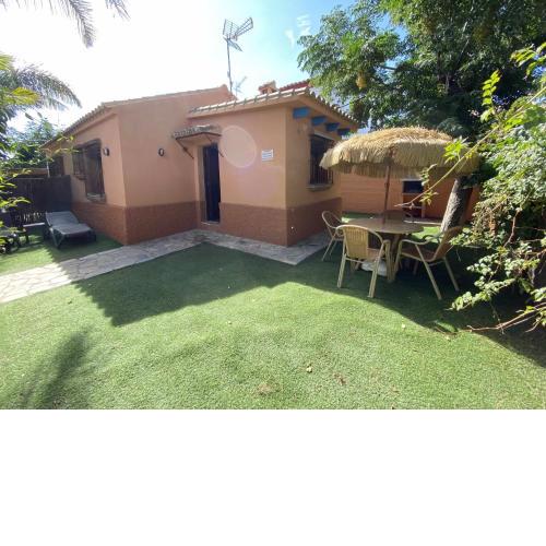 Casabungalow en complejo turístico con jardín privado y piscina compartida