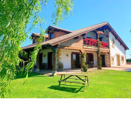Casona cantabra con piscina a 3 km de playas. Ideal familias.