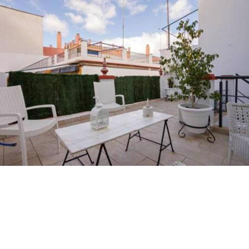 Castilla Triana Courtyard by Valcambre