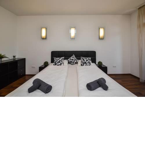 Castle Apartment With Panoramic Balcony and Free Parking