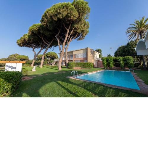 Catalunya Casas Seafront bliss for 16 people 40km to Barcelona!