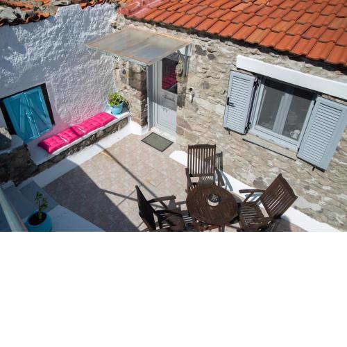 Caviro - traditional stone house in Chora