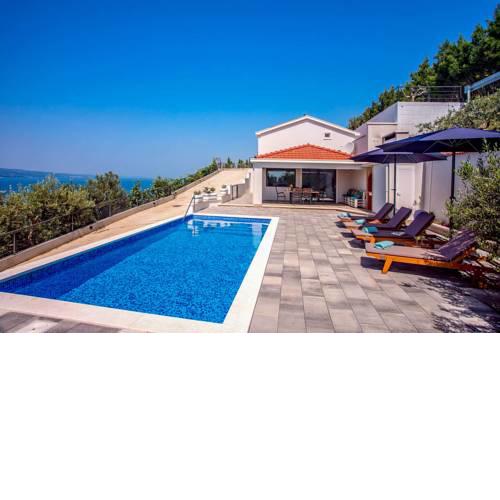 Celina Villa Sleeps 6 with Pool Air Con and WiFi