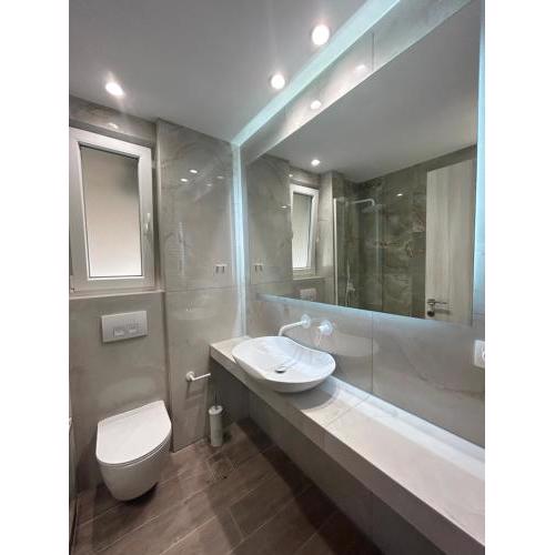 Center 7min 95sqm 2bdr 2ndfloor 2AC Optical fiber 2 SmartTv Marble wc Moschitos Nets Netflix
