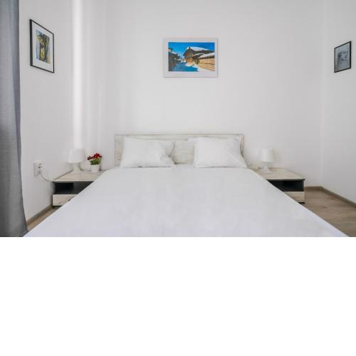 Central 1BD with Workspace & Subway Access