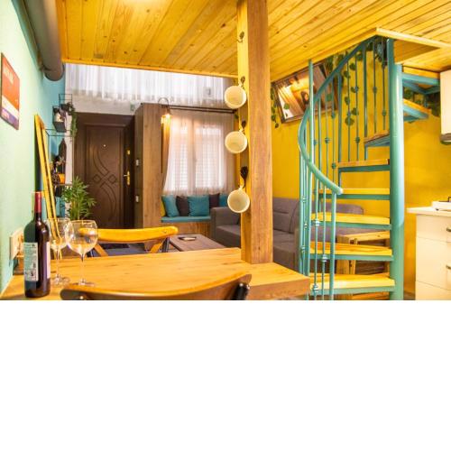 Central and Colorful Studio Flat in Alsancak