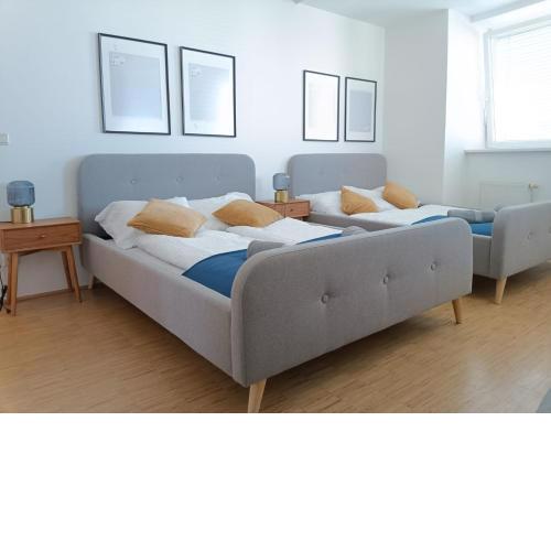 Central and near metro Ideal for groups of 8